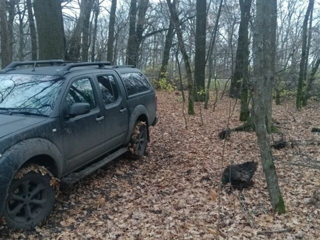 Черный Ниссан Навара, объемом двигателя 2.5 л и пробегом 200 тыс. км за 6000 $, фото 2 на Automoto.ua