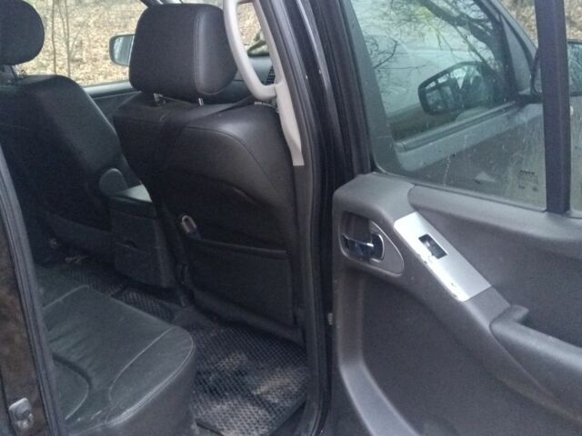 Черный Ниссан Навара, объемом двигателя 2.5 л и пробегом 200 тыс. км за 6000 $, фото 4 на Automoto.ua