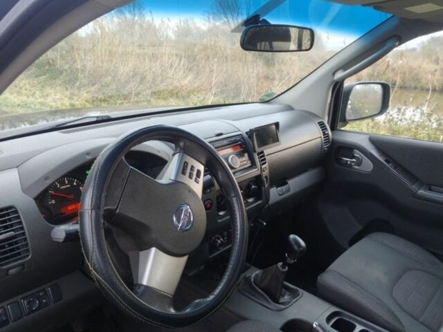 Черный Ниссан Навара, объемом двигателя 2.5 л и пробегом 223 тыс. км за 4700 $, фото 7 на Automoto.ua