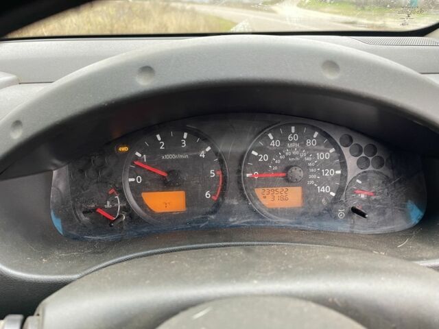 Черный Ниссан Навара, объемом двигателя 2.5 л и пробегом 239 тыс. км за 4700 $, фото 5 на Automoto.ua