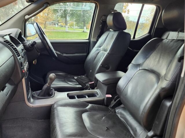 Черный Ниссан Навара, объемом двигателя 2.5 л и пробегом 260 тыс. км за 4200 $, фото 9 на Automoto.ua