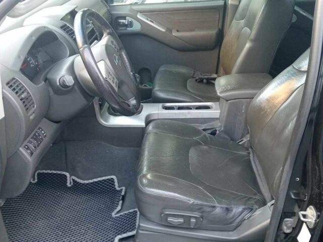 Черный Ниссан Навара, объемом двигателя 2.5 л и пробегом 256 тыс. км за 7850 $, фото 1 на Automoto.ua