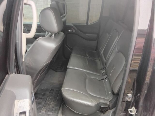 Черный Ниссан Навара, объемом двигателя 2.5 л и пробегом 280 тыс. км за 5500 $, фото 6 на Automoto.ua