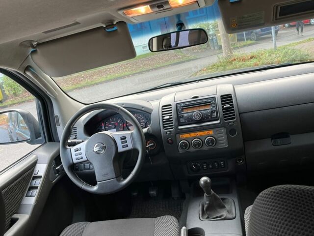 Черный Ниссан Навара, объемом двигателя 2.5 л и пробегом 218 тыс. км за 8099 $, фото 5 на Automoto.ua