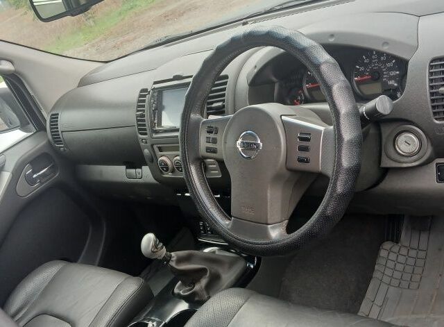 Черный Ниссан Навара, объемом двигателя 2 л и пробегом 1000 тыс. км за 1000 $, фото 4 на Automoto.ua