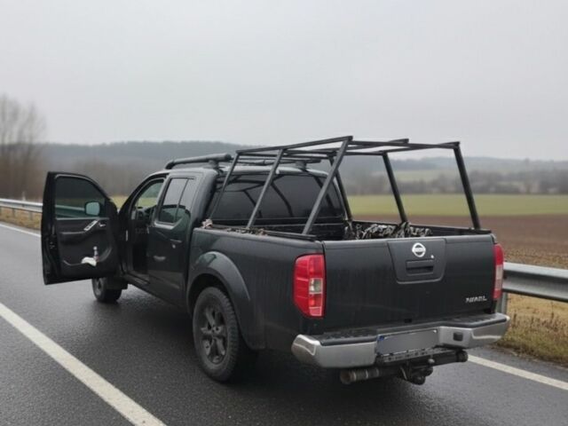 Черный Ниссан Навара, объемом двигателя 2.5 л и пробегом 280 тыс. км за 5500 $, фото 5 на Automoto.ua