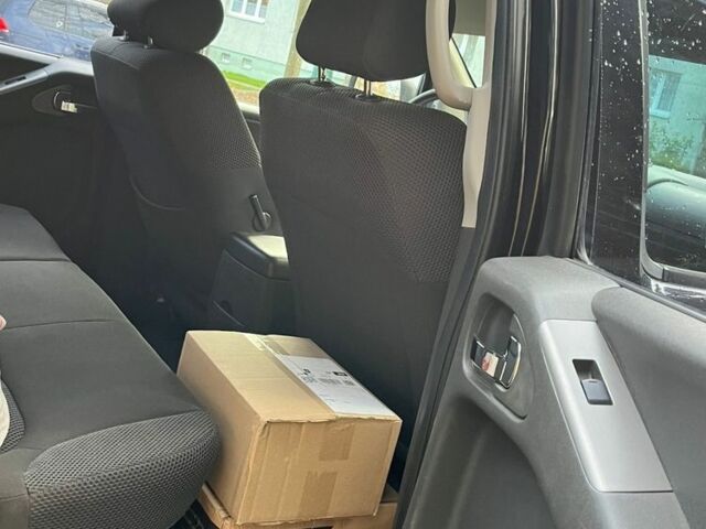 Черный Ниссан Навара, объемом двигателя 2.5 л и пробегом 218 тыс. км за 8099 $, фото 12 на Automoto.ua