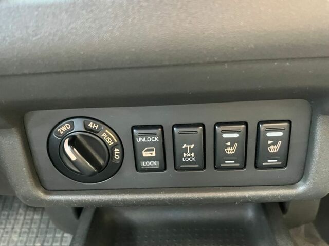 Черный Ниссан Навара, объемом двигателя 2.5 л и пробегом 218 тыс. км за 8099 $, фото 8 на Automoto.ua