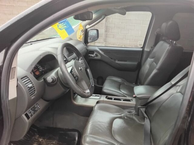 Черный Ниссан Навара, объемом двигателя 2.5 л и пробегом 280 тыс. км за 5500 $, фото 7 на Automoto.ua