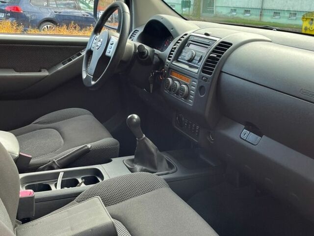 Черный Ниссан Навара, объемом двигателя 2.5 л и пробегом 218 тыс. км за 8099 $, фото 6 на Automoto.ua