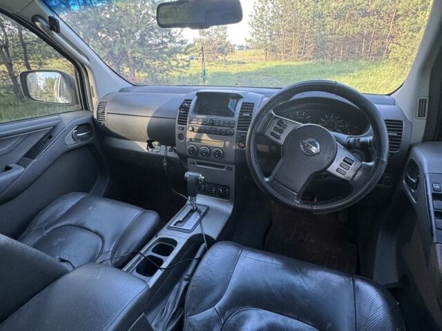 Черный Ниссан Навара, объемом двигателя 2.5 л и пробегом 200 тыс. км за 6100 $, фото 6 на Automoto.ua