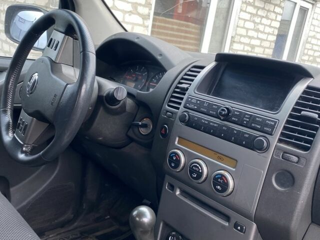 Черный Ниссан Навара, объемом двигателя 2.5 л и пробегом 314 тыс. км за 4950 $, фото 6 на Automoto.ua