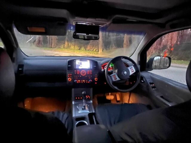 Черный Ниссан Навара, объемом двигателя 2.5 л и пробегом 180 тыс. км за 6000 $, фото 3 на Automoto.ua