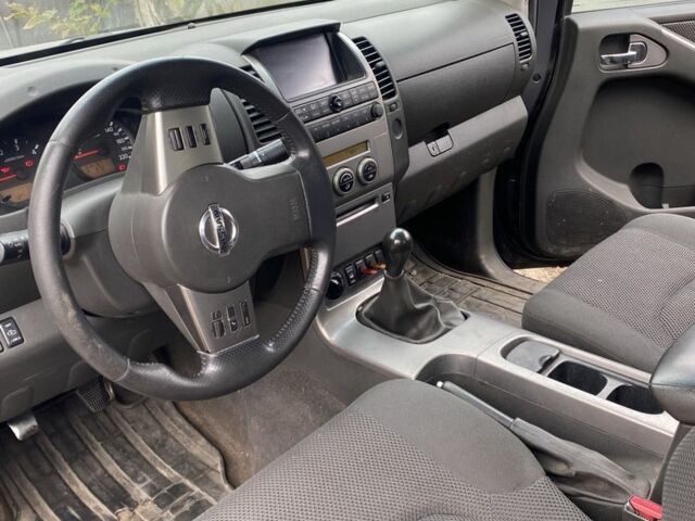 Черный Ниссан Навара, объемом двигателя 2.5 л и пробегом 314 тыс. км за 4950 $, фото 2 на Automoto.ua