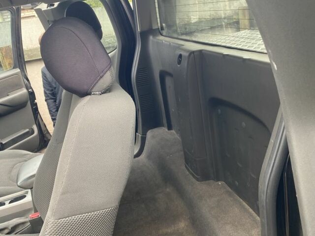 Черный Ниссан Навара, объемом двигателя 2.5 л и пробегом 314 тыс. км за 4950 $, фото 4 на Automoto.ua