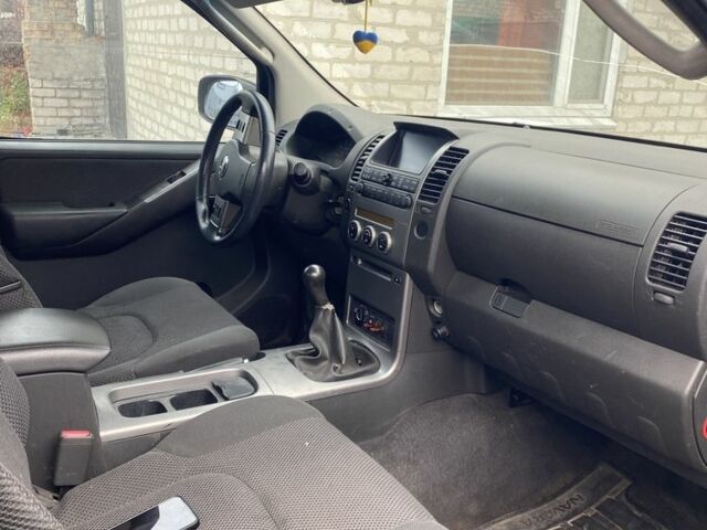 Черный Ниссан Навара, объемом двигателя 2.5 л и пробегом 314 тыс. км за 4950 $, фото 5 на Automoto.ua