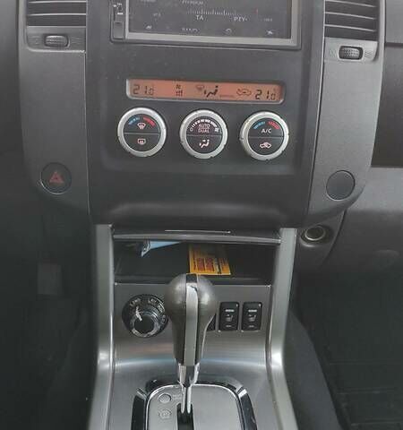 Черный Ниссан Навара, объемом двигателя 2.5 л и пробегом 320 тыс. км за 17300 $, фото 7 на Automoto.ua