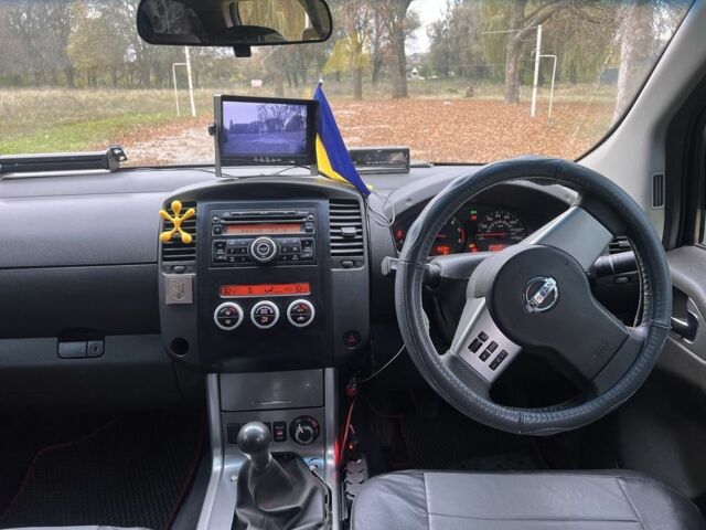 Черный Ниссан Навара, объемом двигателя 2.5 л и пробегом 200 тыс. км за 4950 $, фото 5 на Automoto.ua