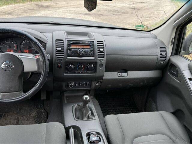 Чорний Ніссан Навара, об'ємом двигуна 2.5 л та пробігом 465 тис. км за 11000 $, фото 7 на Automoto.ua