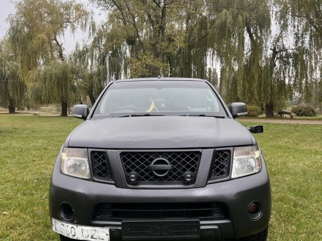 Черный Ниссан Навара, объемом двигателя 2.5 л и пробегом 200 тыс. км за 4950 $, фото 1 на Automoto.ua