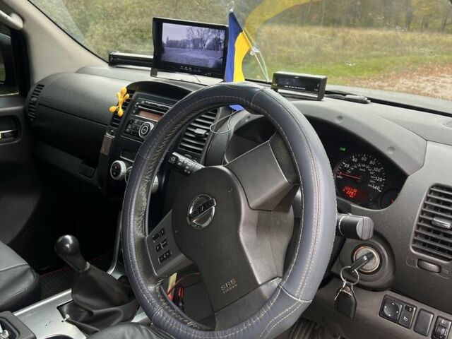 Черный Ниссан Навара, объемом двигателя 2.5 л и пробегом 200 тыс. км за 4950 $, фото 6 на Automoto.ua