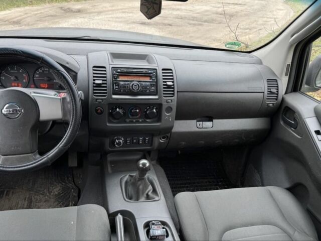 Чорний Ніссан Навара, об'ємом двигуна 2.5 л та пробігом 465 тис. км за 11000 $, фото 4 на Automoto.ua