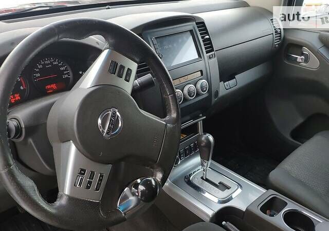 Черный Ниссан Навара, объемом двигателя 2.5 л и пробегом 320 тыс. км за 17300 $, фото 5 на Automoto.ua