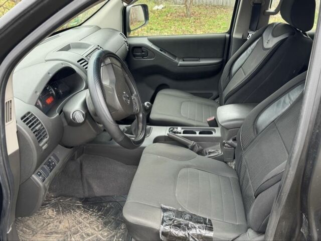 Чорний Ніссан Навара, об'ємом двигуна 2.5 л та пробігом 465 тис. км за 11000 $, фото 6 на Automoto.ua