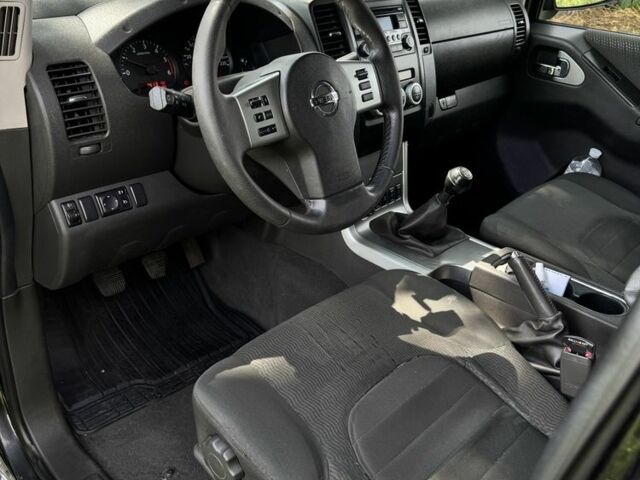 Ниссан Навара 2012 в Ровно на Automoto.ua Черный Ниссан Навара, объемом двигателя 2.5 л и пробегом 220 тыс. км за 9029 $, фото 6 на Automoto.ua