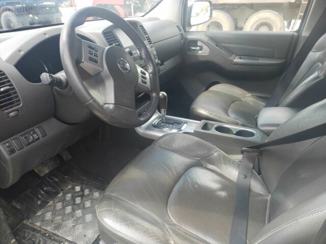 Черный Ниссан Навара, объемом двигателя 3 л и пробегом 350 тыс. км за 11001 $, фото 3 на Automoto.ua