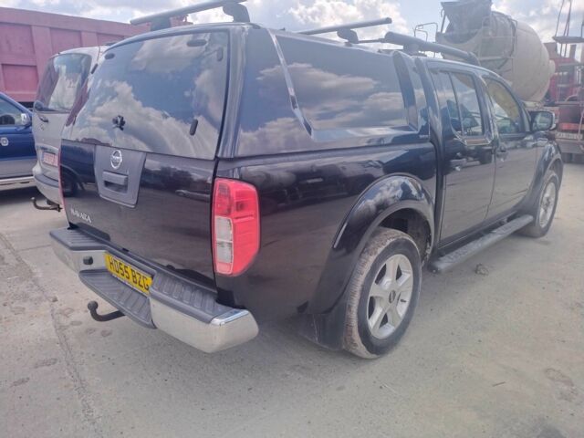 Черный Ниссан Навара, объемом двигателя 3 л и пробегом 350 тыс. км за 11001 $, фото 6 на Automoto.ua