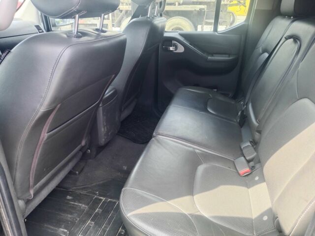 Черный Ниссан Навара, объемом двигателя 3 л и пробегом 350 тыс. км за 11001 $, фото 4 на Automoto.ua