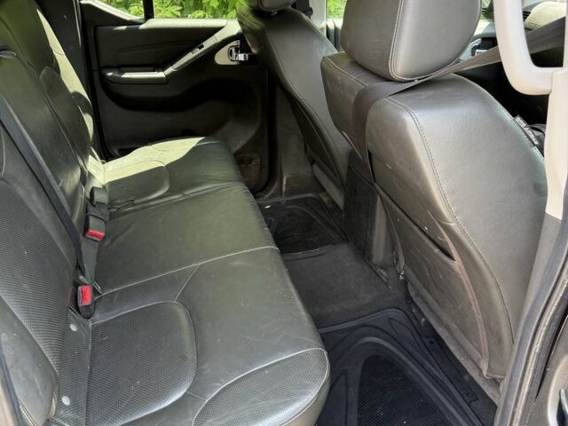 Чорний Ніссан Навара, об'ємом двигуна 2.5 л та пробігом 305 тис. км за 5058 $, фото 5 на Automoto.ua