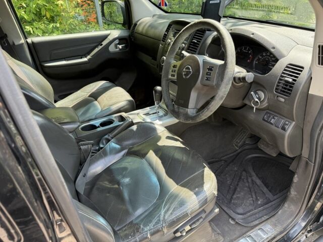 Чорний Ніссан Навара, об'ємом двигуна 2.5 л та пробігом 305 тис. км за 5058 $, фото 4 на Automoto.ua