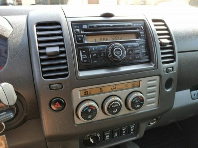 Черный Ниссан Навара, объемом двигателя 2.5 л и пробегом 339 тыс. км за 4500 $, фото 12 на Automoto.ua