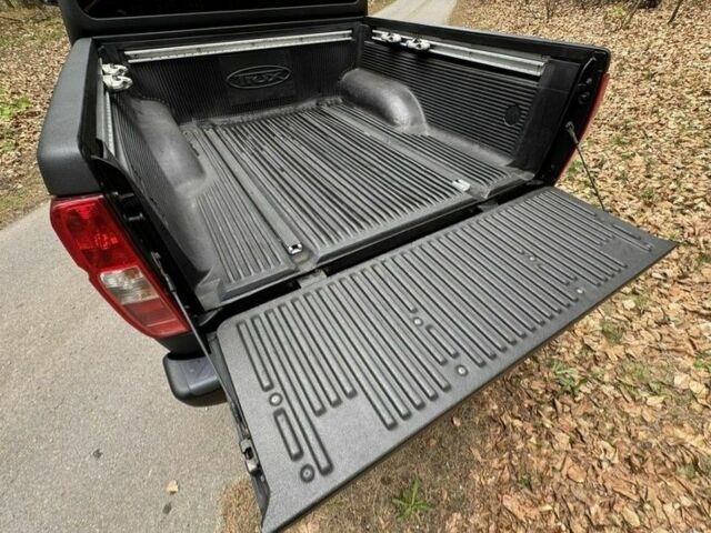 Черный Ниссан Навара, объемом двигателя 2.5 л и пробегом 339 тыс. км за 4500 $, фото 8 на Automoto.ua