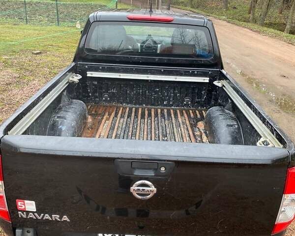 Черный Ниссан Навара, объемом двигателя 2.5 л и пробегом 165 тыс. км за 12378 $, фото 6 на Automoto.ua