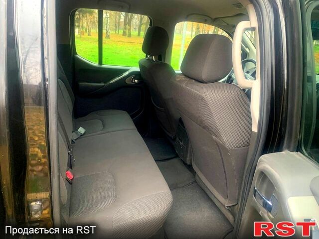 Черный Ниссан Навара, объемом двигателя 2.5 л и пробегом 260 тыс. км за 9500 $, фото 5 на Automoto.ua