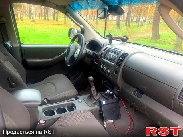 Черный Ниссан Навара, объемом двигателя 2.5 л и пробегом 260 тыс. км за 9500 $, фото 4 на Automoto.ua