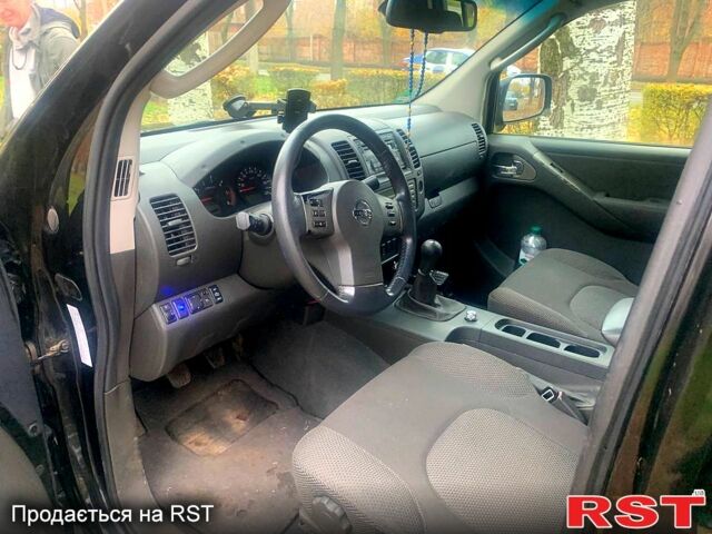 Черный Ниссан Навара, объемом двигателя 2.5 л и пробегом 260 тыс. км за 9500 $, фото 6 на Automoto.ua