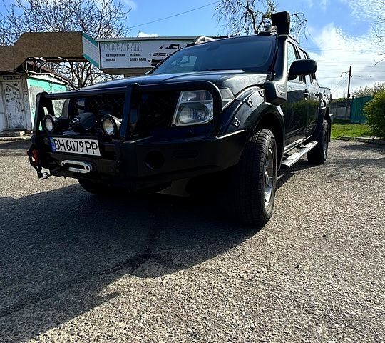 Черный Ниссан Навара, объемом двигателя 2.5 л и пробегом 357 тыс. км за 7999 $, фото 1 на Automoto.ua