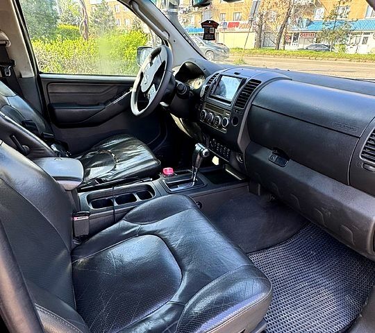 Черный Ниссан Навара, объемом двигателя 2.5 л и пробегом 357 тыс. км за 7999 $, фото 12 на Automoto.ua