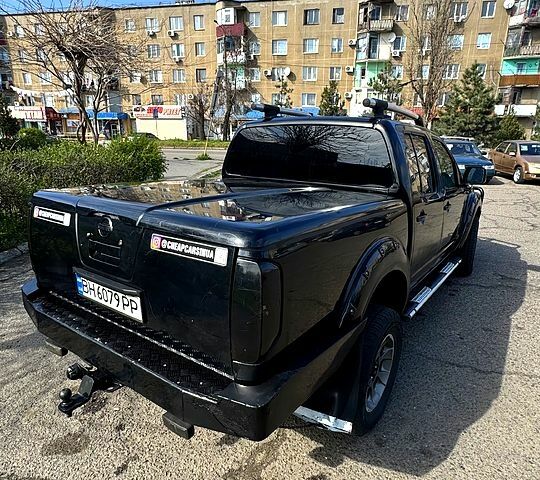 Черный Ниссан Навара, объемом двигателя 2.5 л и пробегом 357 тыс. км за 7999 $, фото 2 на Automoto.ua