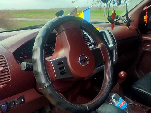 Черный Ниссан Навара, объемом двигателя 2.5 л и пробегом 370 тыс. км за 8000 $, фото 4 на Automoto.ua