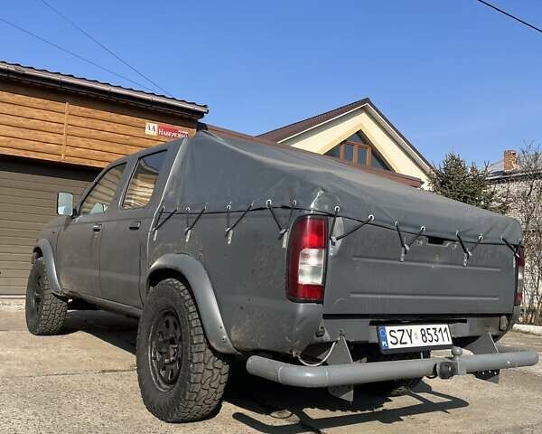 Серый Ниссан Навара, объемом двигателя 2.5 л и пробегом 224 тыс. км за 7500 $, фото 2 на Automoto.ua