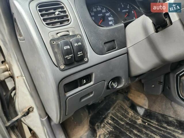 Серый Ниссан Навара, объемом двигателя 2.7 л и пробегом 240 тыс. км за 7999 $, фото 18 на Automoto.ua