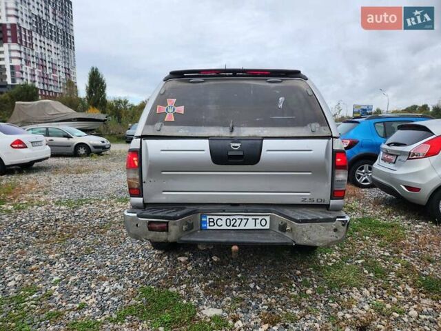 Серый Ниссан Навара, объемом двигателя 2.7 л и пробегом 240 тыс. км за 7999 $, фото 12 на Automoto.ua