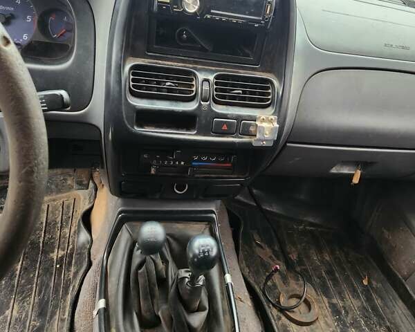 Серый Ниссан Навара, объемом двигателя 2.7 л и пробегом 240 тыс. км за 7999 $, фото 19 на Automoto.ua