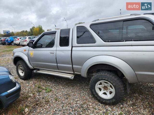 Серый Ниссан Навара, объемом двигателя 2.7 л и пробегом 240 тыс. км за 7999 $, фото 2 на Automoto.ua