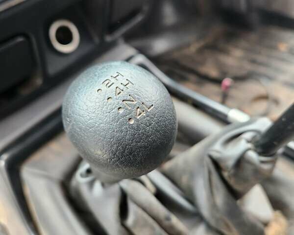 Серый Ниссан Навара, объемом двигателя 2.7 л и пробегом 240 тыс. км за 7999 $, фото 22 на Automoto.ua